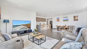 Smart TV - Oceanview Penthouse Caves Beach (Caves Beach)