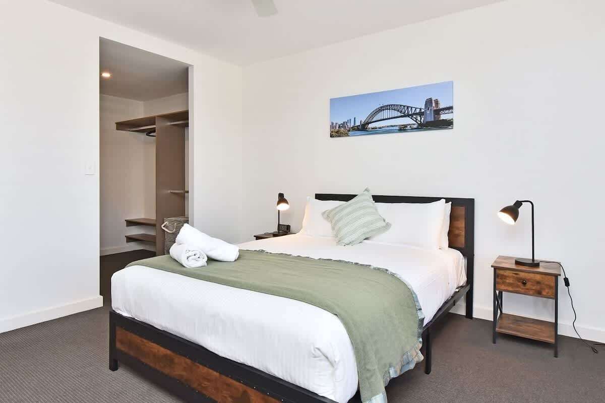 4 bedrooms, iron/ironing board, WiFi (free)