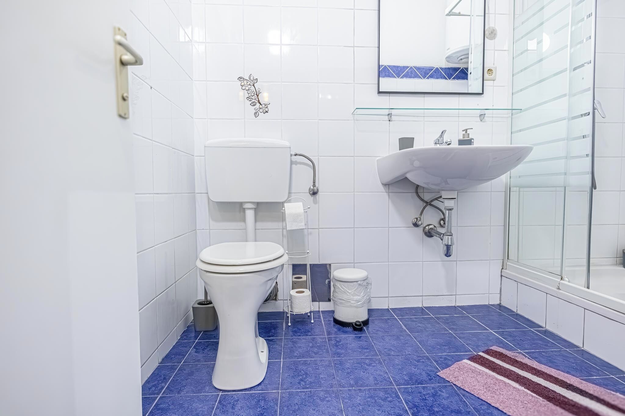 Kylpyhuone, jossa on wc, pesuallas ja suihku.