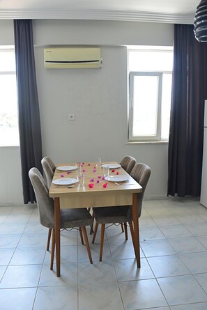 Apartamento estándar, balcón | Restauración