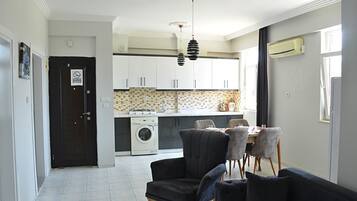 Apartamento standard, sacada | Cozinha privada | Geladeira, cooktop, cafeteira/chaleira