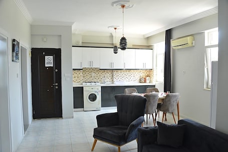 Refrigerador, placa de cocina, cafetera/tetera, utensilios de cocina. Lion King Apart Otel