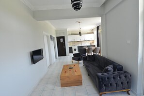 Appartement Standard, balcon | Coin séjour | Télévision LED de 20 pouces avec chaînes par satellite