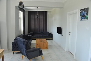 Apartamento estándar, balcón | Zona de estar