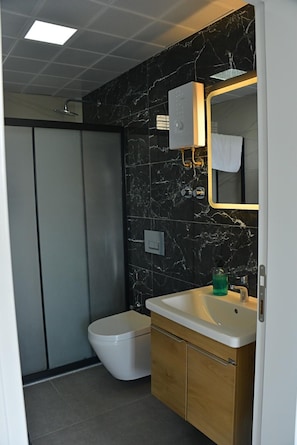 Departamento estándar, balcón | Baño | Regadera, secadora de cabello, toallas, jabón