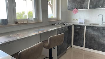 Frigorífico, microondas, placa de cocina y lavavajillas