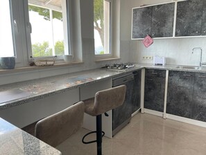 Frigorifero, microonde, piano cottura, lavastoviglie