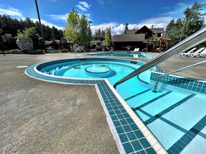 Lämmitetty uima-allas