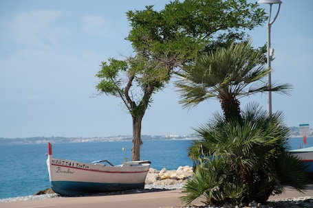 Beach nearby. “Le Rose Garden” Apartment with Balcony, Wi-Fi, and Air Conditioning