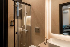 Shower, hair dryer, towels - FOS Apartments by halu! - Two-bedroom apartment (Thessaloniki)