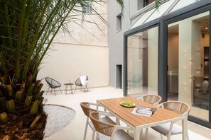 Outdoor dining - FOS Apartments by halu! - Two-bedroom apartment (Thessaloniki)