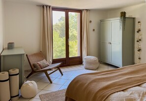 A bedroom with a bed, a chair, a wardrobe, and a window with curtains. - Mas sur la Colline – Luxury Villa with Panoramic Views & Private Pool in Flayosc (Flayosc)