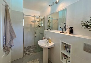 Shower, hair dryer, towels - Mas sur la Colline – Luxury Villa with Panoramic Views & Private Pool in Flayosc (Flayosc)
