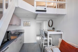 Kühlschrank, Mikrowelle, Herdplatte, Wasserkocher mit Kaffee-/Teezubehör