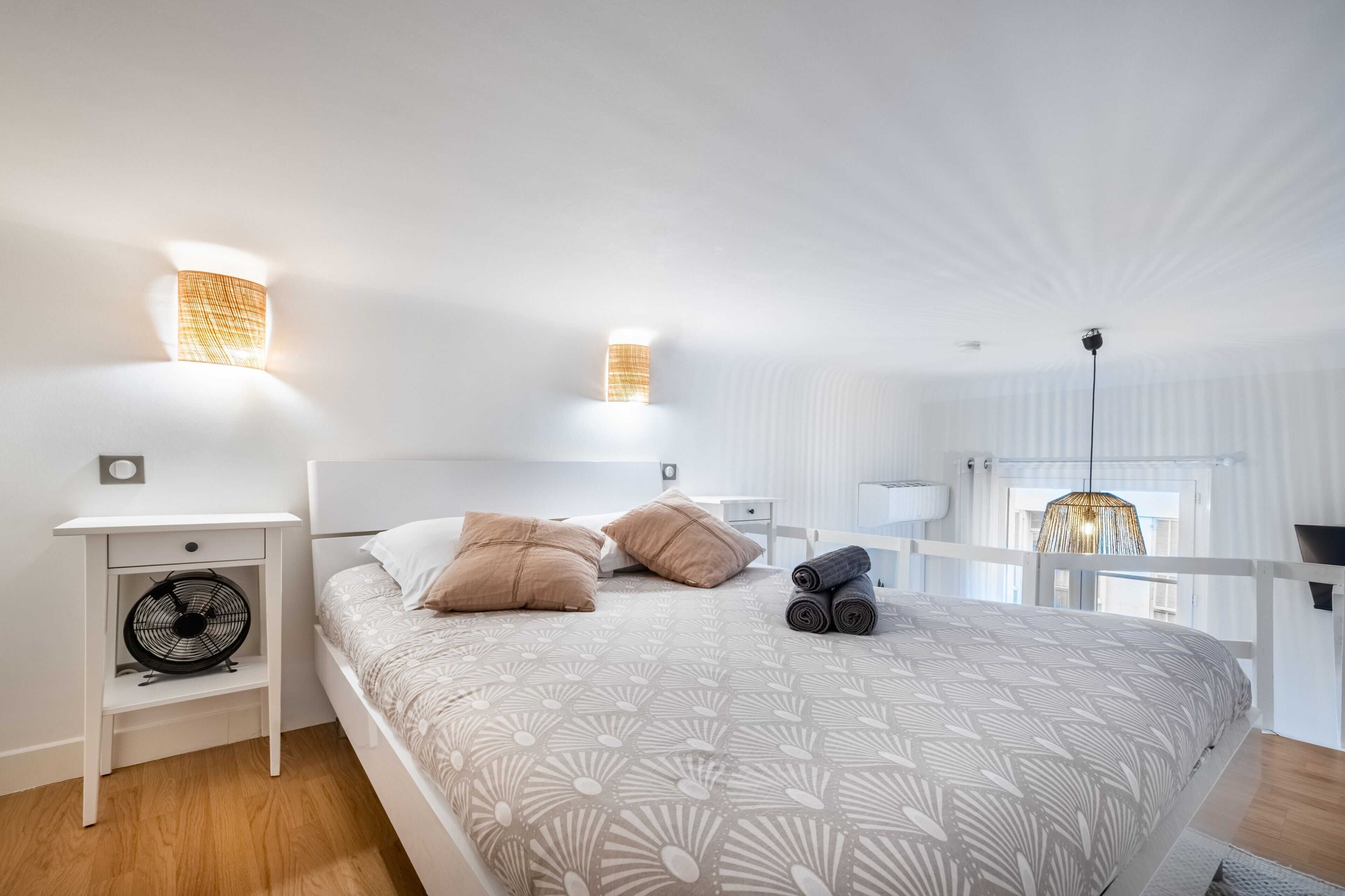 Tabla de planchar con plancha, wifi y ropa de cama 