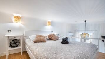 Tabla de planchar con plancha, wifi y ropa de cama