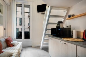 TV - Charming Studio in the Heart of Nice with Wi-Fi and Air Conditioning (Nice)