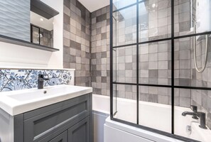 Shower, hair dryer, towels, soap - Corner House | St Monans (St Monans)
