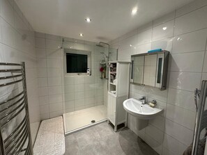 Hårføner, håndklær, såpe og toalettpapir