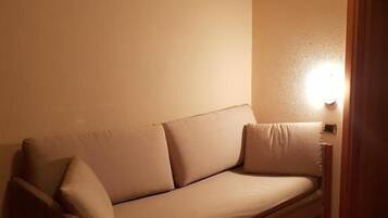 Camera tripla, vista montagna | Interni