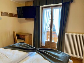 舒適四人房, 陽台 | 客房內保險箱、隔音、免費無線上網、無障礙通道