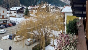 Une vue d’un quartier résidentiel avec des maisons, un parking et une montagne en arrière-plan.