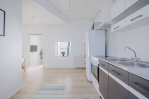 Geladeira, micro-ondas, cooktop, talheres/pratos/utensílios de cozinha