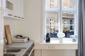 Geladeira, micro-ondas, cooktop, talheres/pratos/utensílios de cozinha