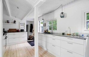 Køleskab, mikrobølgeovn, ovn, kogeplade