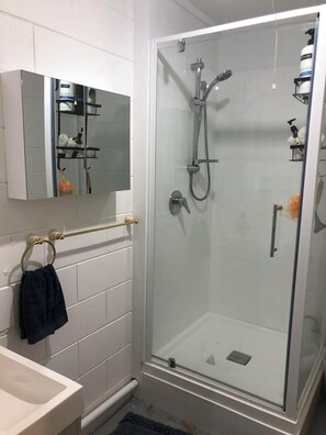 Chuveiro, secador de cabelo, bidê, toalhas de banho