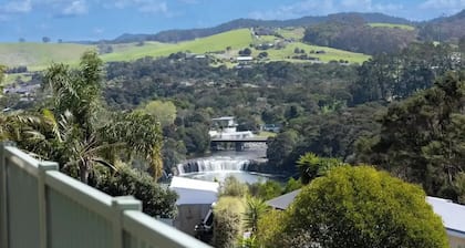 HaruView: Spacious house with view of Haruru Falls