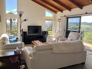 Smart TV, fireplace - HaruView: Spacious house with view of Haruru Falls (Haruru)