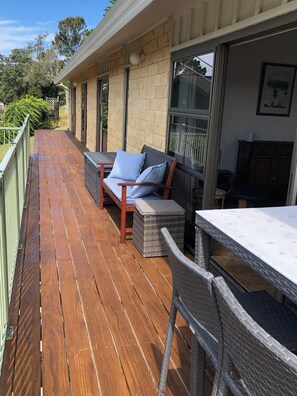 Outdoor dining - HaruView: Spacious house with view of Haruru Falls (Haruru)