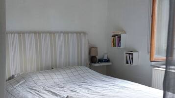 6 bedrooms, desk, travel crib, free WiFi