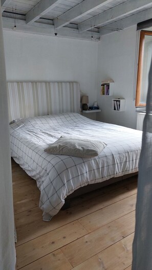 6 bedrooms, desk, travel crib, free WiFi