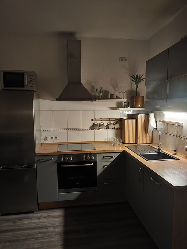 Kühlschrank, Mikrowelle, Ofen, Herdplatte
