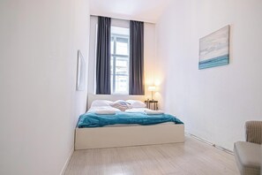 Iron/ironing board, free WiFi - Budget 1BR Near Belvedere Palace (Vienna)