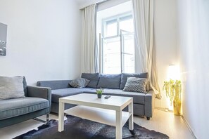 Basic Apartment | Living area - Budget 1BR Near Belvedere Palace (Vienna)