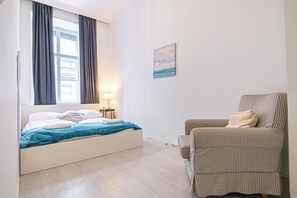 Basic Apartment | Iron/ironing board, free WiFi - Budget 1BR Near Belvedere Palace (Vienna)
