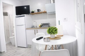 Fridge, microwave, stovetop, coffee/tea maker - Estudio las hermanas Conil (Conil de la Frontera)