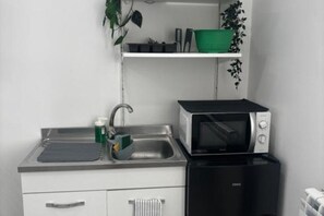 Refrigerador, microondas, parrilla de estufa y cafetera y tetera 