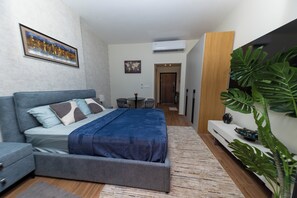 Tabla de planchar con plancha, internet y ropa de cama 