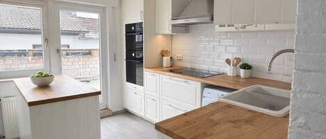 Comfort Apartment, City View | Private kitchen