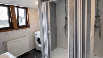 Comfort-Apartment, Stadtblick | Badezimmer