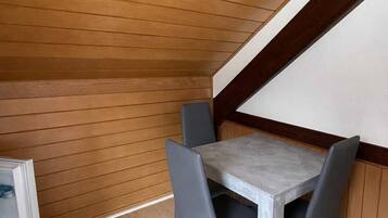 Comfort-Apartment, Stadtblick | Speisen