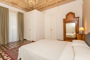 Desk, iron/ironing board, WiFi, bed sheets - Apartment 'Ds' with Private Terrace, Wi-Fi and Air Conditioning (Catania)