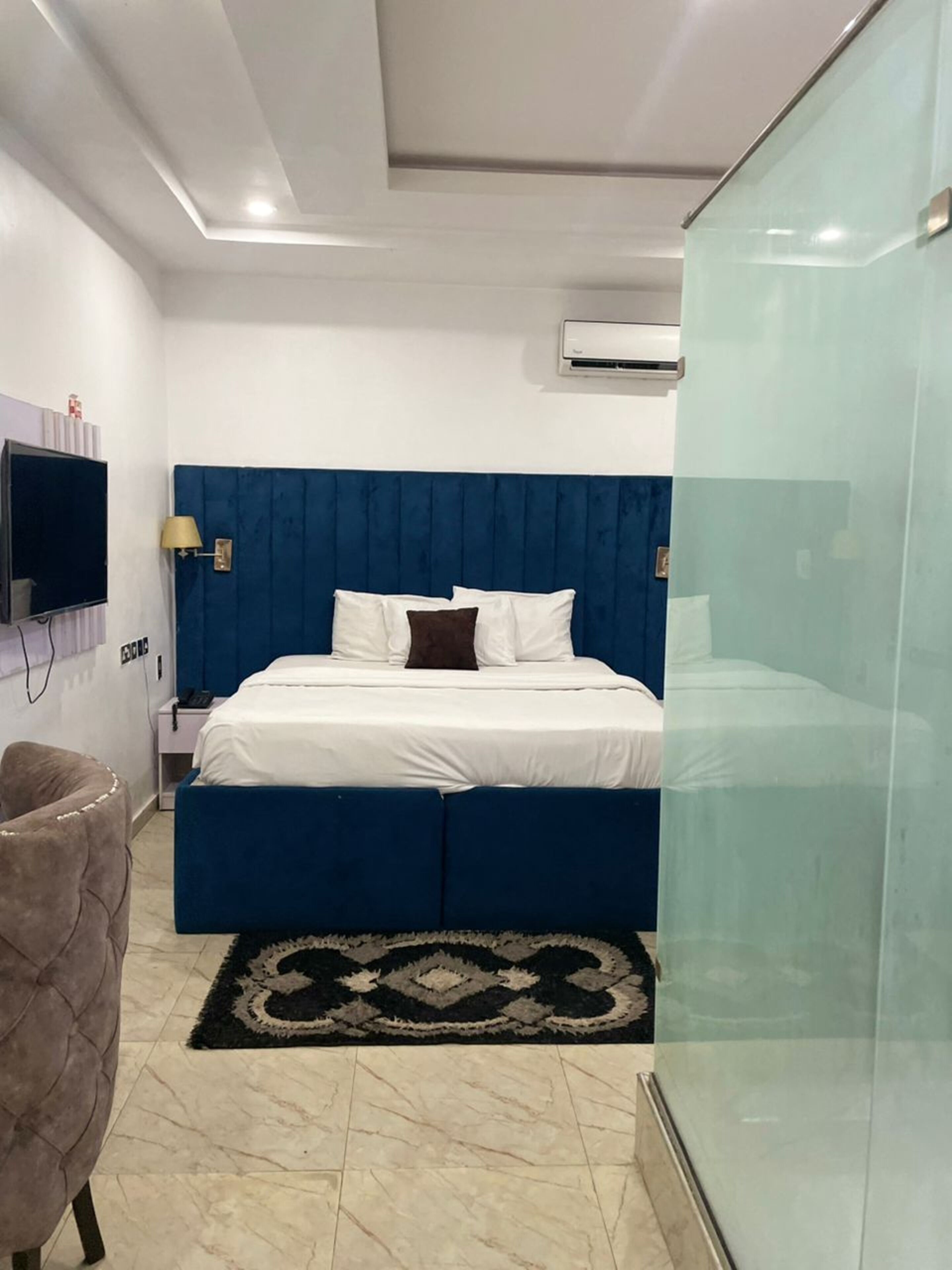 Escritorio y espacio para trabajar con laptop 