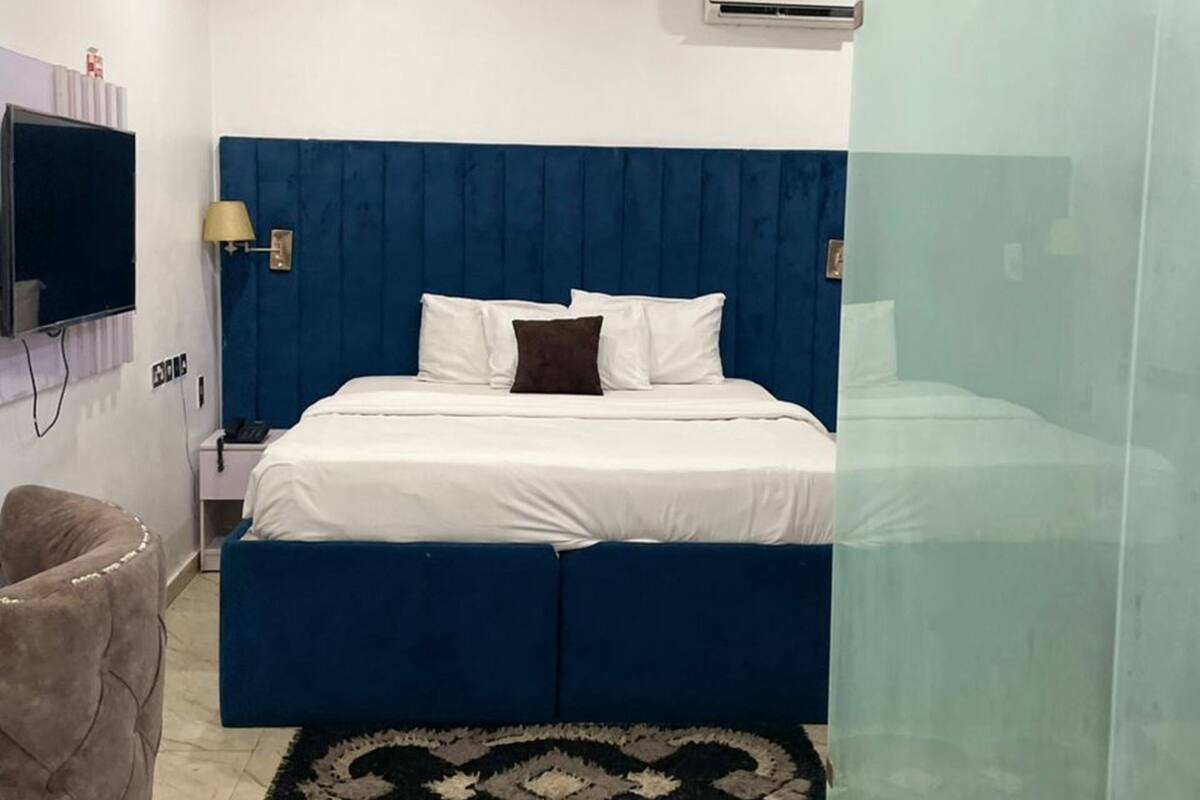 Escritorio y espacio para trabajar con laptop