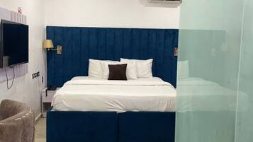 Escritorio y espacio para trabajar con laptop