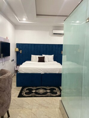 Escritorio y espacio para trabajar con laptop 